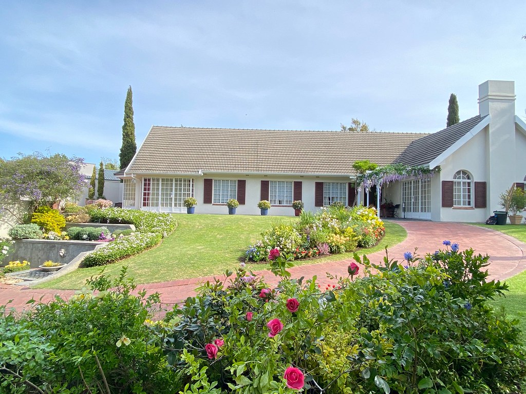 Netflix - feature - Green entirely brought in to create USA style setting